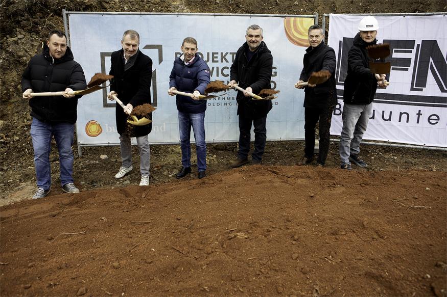 Vorfreude: Die herrscht bei Sportlandesrat Heinrich Dorner (3.v.r.), Hausherr Günter Kurz (2.v.l.), Geschäftsführer Thomas Rosner (Projektentwicklung Burgenland, 3.v.l.), Sport Burgenland-Geschäftsführer Anton Beretzki (2.v.r.) sowie den Professionisten der Baufirma Pfnier. Nun ist es soweit mit dem Baubeginn des neuen Center Courts in Oberpullendorf. 