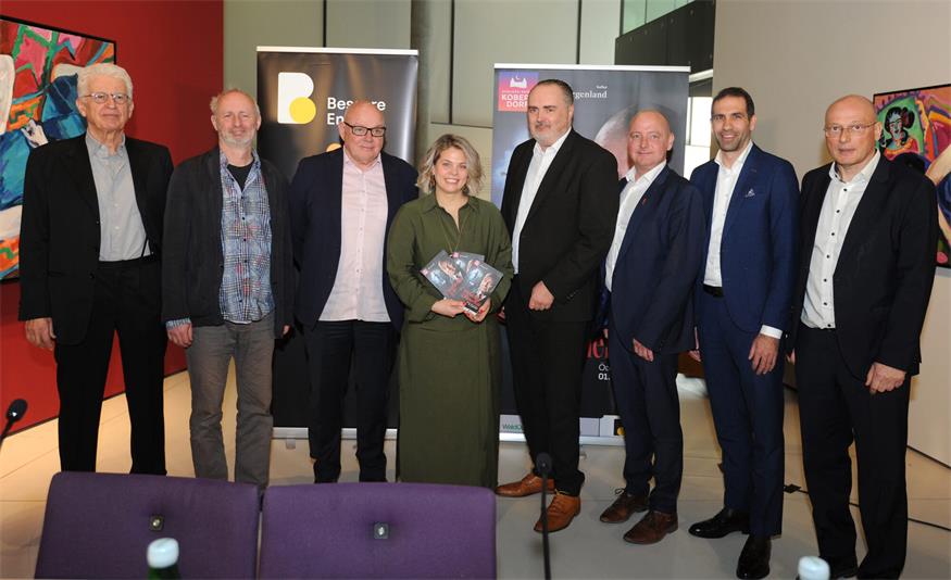 Vorfreude auf die Saison: Regisseur Michael Gampe, Bühnenbildner Erich Uiberlacker, Intendant Wolfgang Böck, Kulturbetriebe-Geschäftsführerin Claudia Priber, Landeshauptmann Hans Peter Doskozil, Kobersdorfs Bürgermeister Andreas Tremmel, Burgenland-Energie-Vorstandsvorsitzender Stephan Sharma und Schloss-Spiele-Prokurist Thomas Mersich (v.l.).