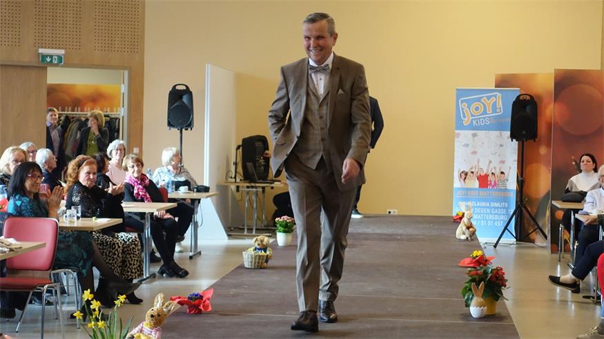 Klingenbachs Bürgermeister Richard Frank rockte den Laufsteg