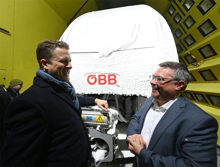 Vorstand Heinz Freunschlag (ÖBB-Personenverkehr AG) und GF Christian Diewald (Stadler Österreich) bei der Präsentation ÖBB "Neuer Cityjet-Doppelstock im Klima-Wind-Eis-Kanal am Montag, 10. Februar 2025, in der Rail Tec Arsenal Fahrzeugversuchsanlage in Wien.