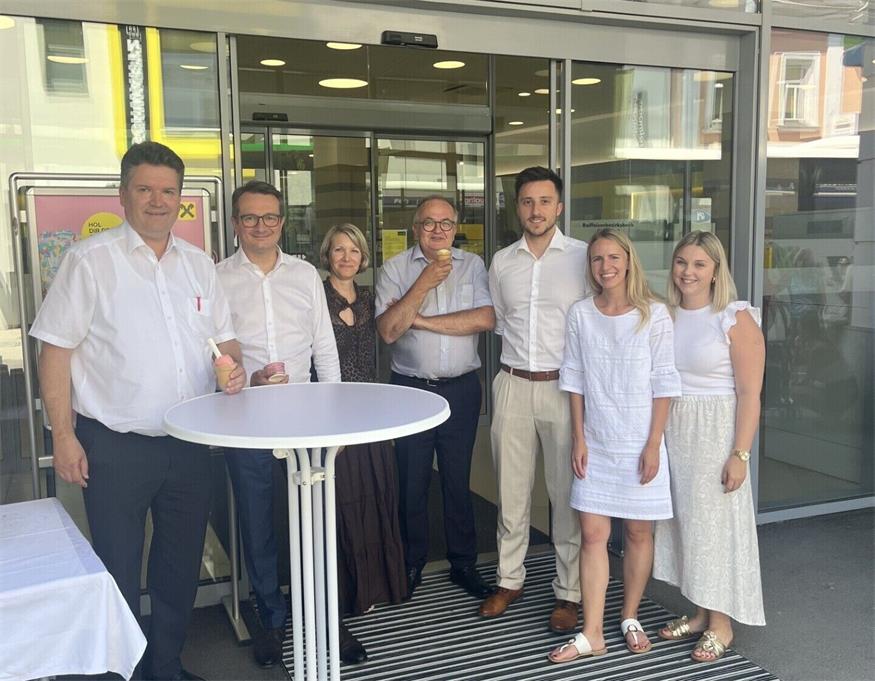 Vorstandsdirektor Karl Kornhofer (li.) und Vorstandsdirektor Dietmar Reindl (2. v. l.) freuten sich über zahlreichen Besuch.