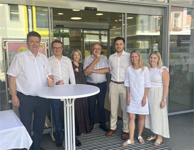 Vorstandsdirektor Karl Kornhofer (li.) und Vorstandsdirektor Dietmar Reindl (2. v. l.) freuten sich über zahlreichen Besuch.