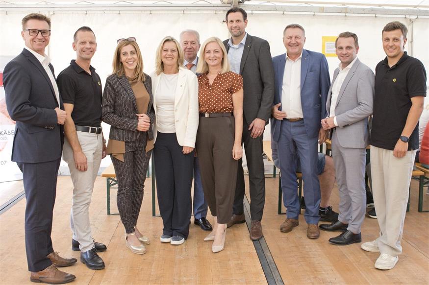 Vorstandsdirektor Mag. Rudolf Suttner, Regionalleiter Thomas Radinger, Leiterin Retail & Private Banking Mag. Christina Locsmandy, Generaldirektor-Stellvertreterin Mag. Eva Fugger, Präsident des Aufsichtsrates ÖkR DI Erwin Tinhof, die Bürgermeisterin von Siegendorf Rita Stenger, Vorstandsdirektor Dr. Matthias Trost, der ehemalige Leiter Private Banking, Ernst Bucsich, der Bürgemeister von Zagersdorf, Ivan Grujic und David Reinhart, Bankstellenleiter in Siegendorf
