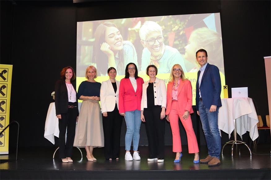 Vortragende Olivia Prader, Vortragende Sabine Pfeffer, Obfrau Regina Janoch, Eva Bleier, Daniela Wieder-Godovits, Moderatorin Uschi Fellner und Geschäftsleiter Wolfgang David beim Vortragsabend.