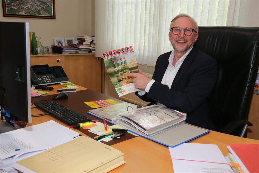Während des BVZ-Gesprächs stöberte Amtsleiter Dieter Horvath in seinen historischen Schätzen und fand prompt ein Programmheft des ersten Golser Volksfestes von 1987.