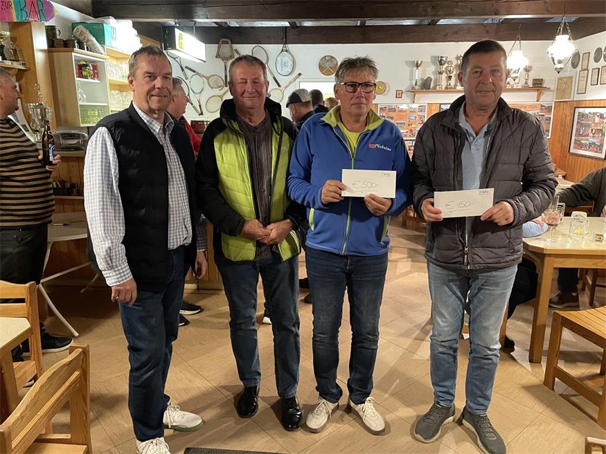 Walter Martna (l.) gratuliert dem Drittplatzierten Norbert Janitsch (2. v. l.), Sieger Willi Wallner (Mitte) und dem Zweitplatzierten Herbert Lösch.