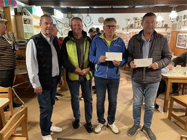 Walter Martna (l.) gratuliert dem Drittplatzierten Norbert Janitsch (2. v. l.), Sieger Willi Wallner (Mitte) und dem Zweitplatzierten Herbert Lösch.