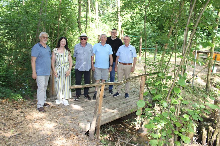 Walter Schermann, einer der Initiatoren des Pfads, Bürgermeisterin Doris Birner und Ferdinand Koo vom Verschönerungsverein freuten sich über die gelungene Revitalisierung. Mit am Bild der ehemalige Bürgermeister Walter Schlögl, in seiner Amtszeit war der Pfad unter dem damaligen Verschönerungsvereinsobmann Hubert Krutzler (r.) angelegt worden, und der jetzige Vizeortschef Patrick Brenner. 
