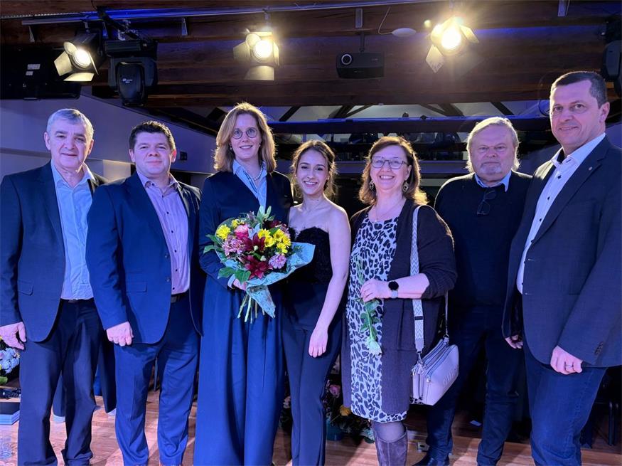 Walter Temmel, Bürgermeister Emmerich Zax jun., ÖJAB-Leiterin Julia Preissecker, Musikerin Liza Paksi, stellvertretender ÖJAB-Leiterin Claudia Kroboth, Hort Wagner und Güssings Bürgermeister Franz Fabian. 