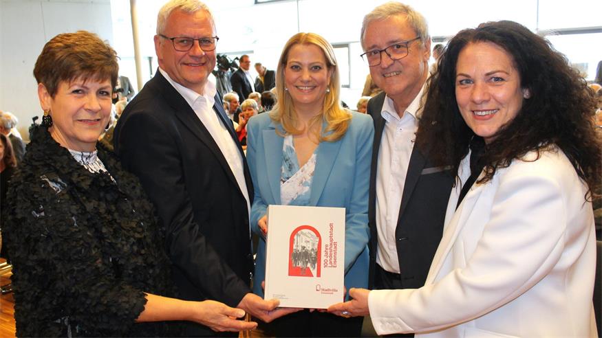 Waltraud Bachmaier, Bürgermeister Thomas Steiner, Landesrätin Daniela Winkler, Herausgeber Walter Feymann und Vizebürgermeisterin Charlotte Toth-Kanyak präsentierten den Begleitband zum 100 Jahre Landeshauptstadt-Jubiläumsjahr.