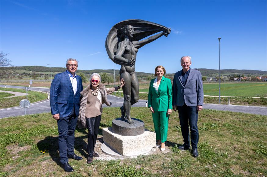 Waltraud Bertoni bei ihrem letzten öffentlichkeitswirksamen Auftritt: Bei der Enthüllung der „Wind“-Statue am Kreisverkehr zwischen Breitenbrunn und Winden mit den Bürgermeistern Helmut Hareter (Breitenbrunn, li.), Erwin Preiner (Winden, re.) und Bildungslandesrätin Daniela Winkler.