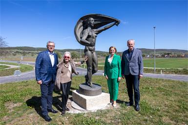 Waltraud Bertoni bei ihrem letzten öffentlichkeitswirksamen Auftritt: Bei der Enthüllung der „Wind“-Statue am Kreisverkehr zwischen Breitenbrunn und Winden mit den Bürgermeistern Helmut Hareter (Breitenbrunn, li.), Erwin Preiner (Winden, re.) und Bildungslandesrätin Daniela Winkler.