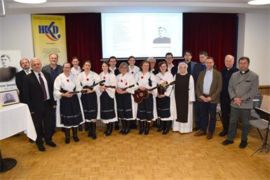 Waren mit dabei. HKD-Präsident Stanko Horvath, HKD-Generalsekretär Martin Kerstinger, Josef Buranits, die Granicari, Historiker Michael Schreiber, Klosterschwester Martha Balogh, Historiker Vince Kolnhofer, Pfarrer Stefan Jahns, Soproner Stadt-Pfarrer Imre Horvath und Pater Rafael Leitner.