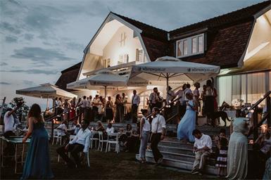 Was am Wochenende für unvergessliche private Feste, vor allem Traumhochzeiten sorgt, ist wochentags ein perfekter Platz für Seminare, Brainstormings und außergewöhnliche Firmenevents. Nun winkt vielleicht auch der Innovationspreis 2026.