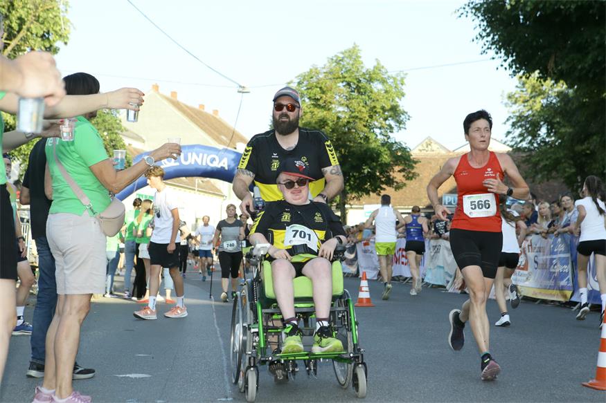 Charity NightRun, oder: Lauffest trifft Straßenfest