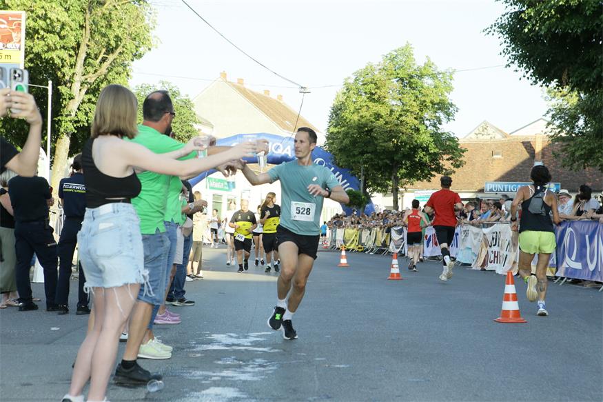 Charity NightRun, oder: Lauffest trifft Straßenfest