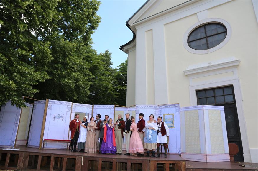 Nestroy unter freiem Himmel: Theater Sommer Parndorf gibt Vorgeschmack