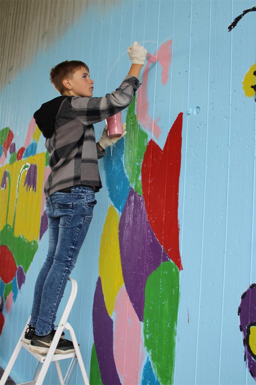 Weppersdorfer Schüler trieben es bunt: Brücke an Radweg verschönert