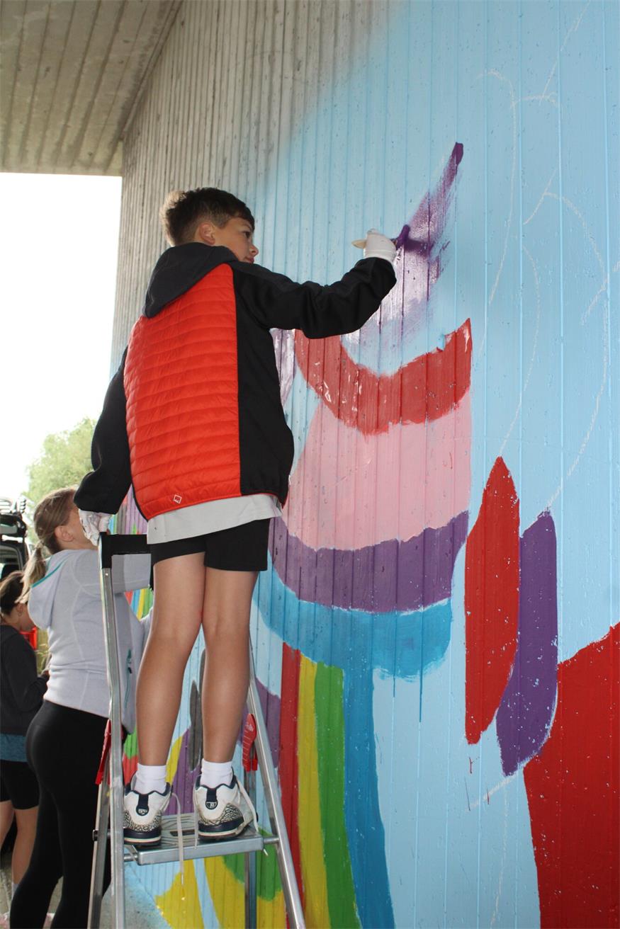 Weppersdorfer Schüler trieben es bunt: Brücke an Radweg verschönert