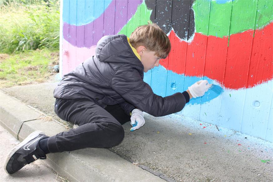 Weppersdorfer Schüler trieben es bunt: Brücke an Radweg verschönert