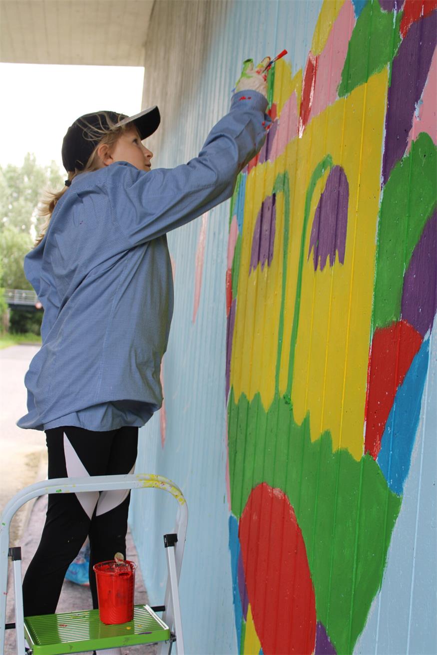 Weppersdorfer Schüler trieben es bunt: Brücke an Radweg verschönert