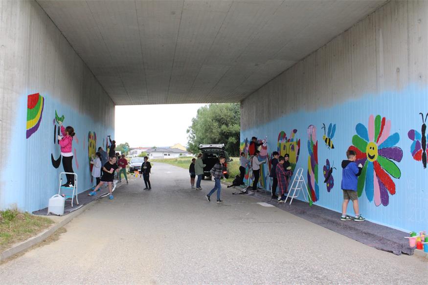 Weppersdorfer Schüler trieben es bunt: Brücke an Radweg verschönert
