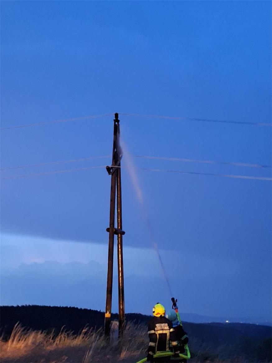 Strommast geriet in Brand