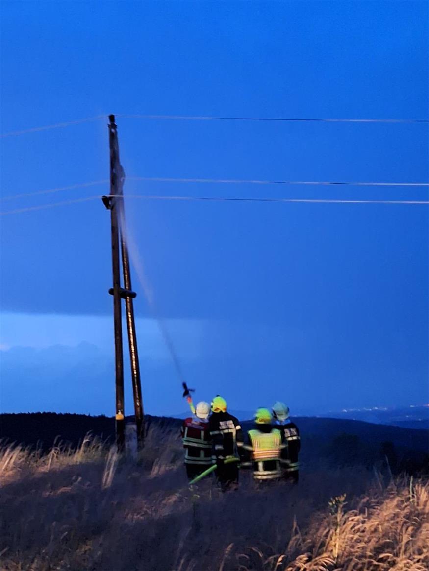 Strommast geriet in Brand