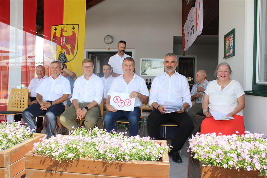 Pilgersdorf: 50 Jahre und 12 Geehrte im Zeichen der gelben Filzkugel