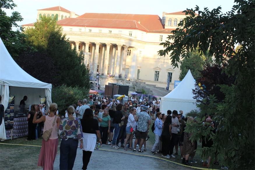 Perfekter Festivalstart im Schlosspark: Butterfly dance!