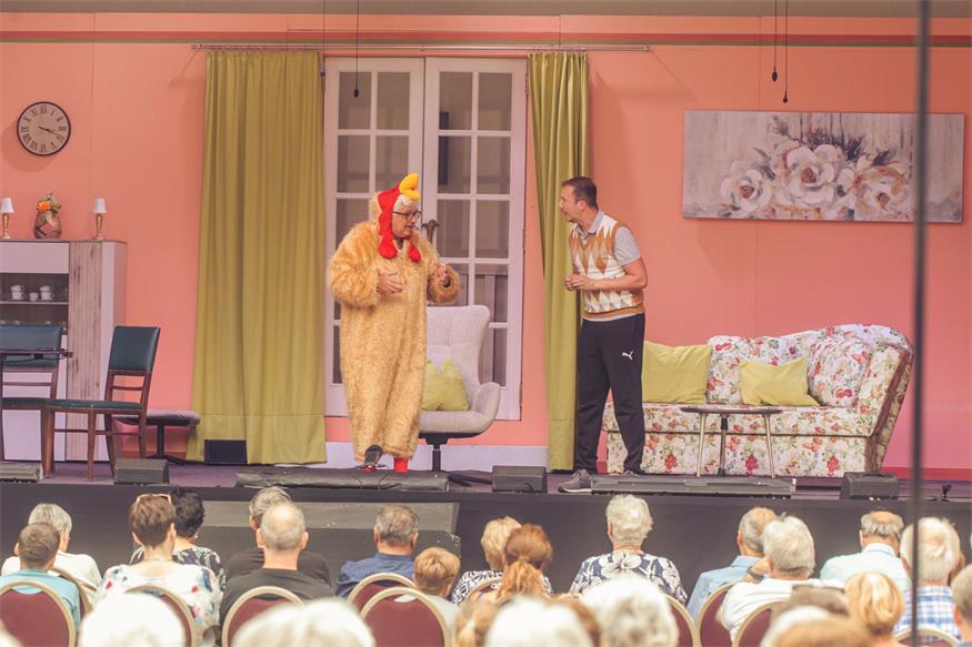 Theaterstadl Gattendorf:  Mit „Pantoffel-Panther“ ins launige Chaos
