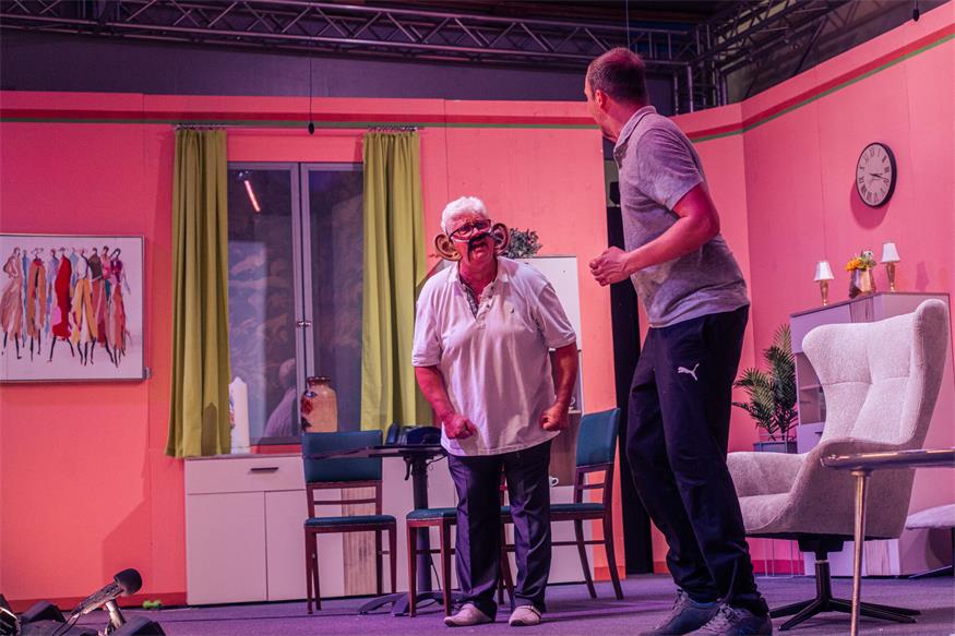 Theaterstadl Gattendorf:  Mit „Pantoffel-Panther“ ins launige Chaos