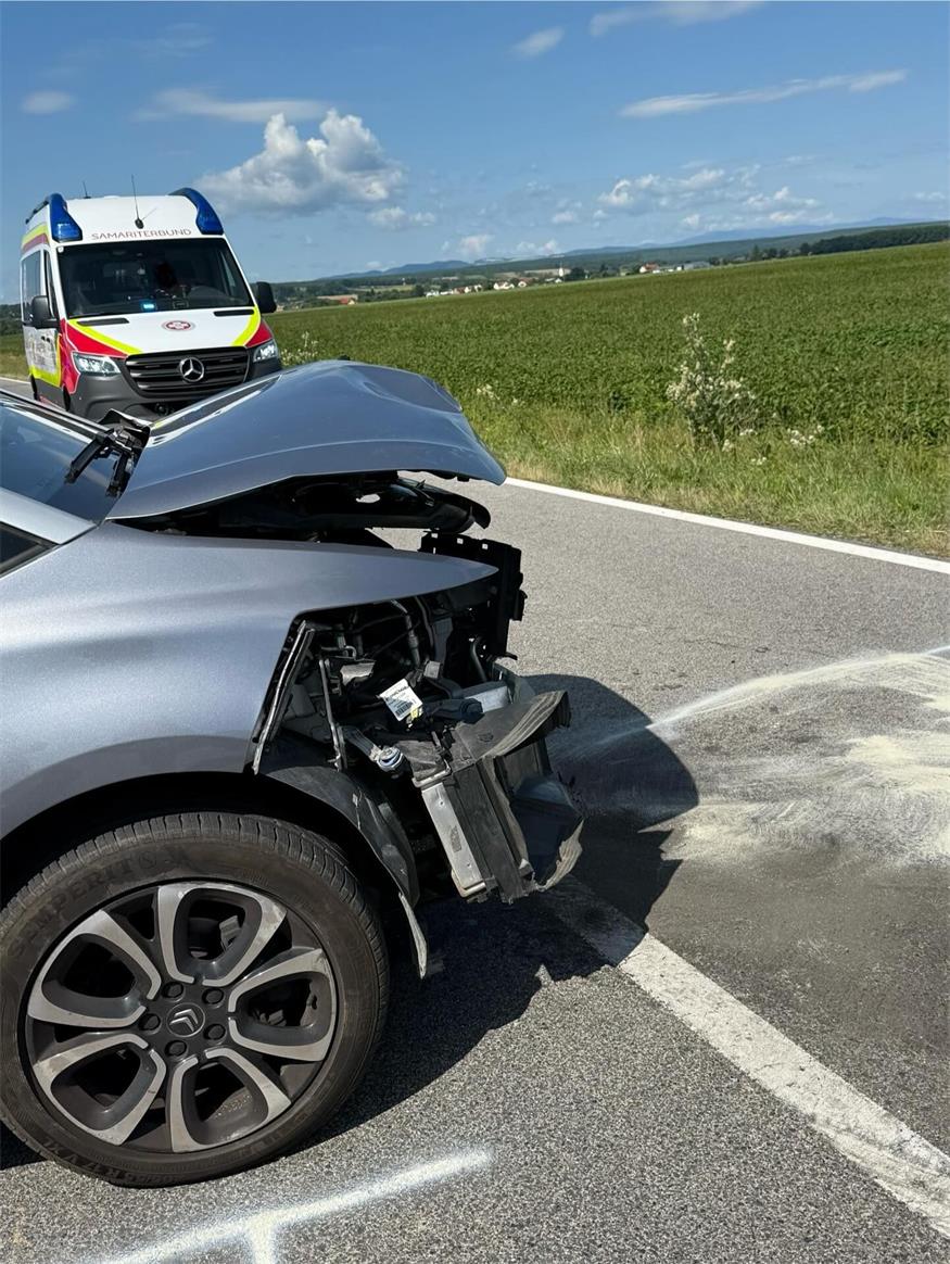 Kollision zweier Pkw auf Kreuzung zwischen Unterloisdorf und Frankenau