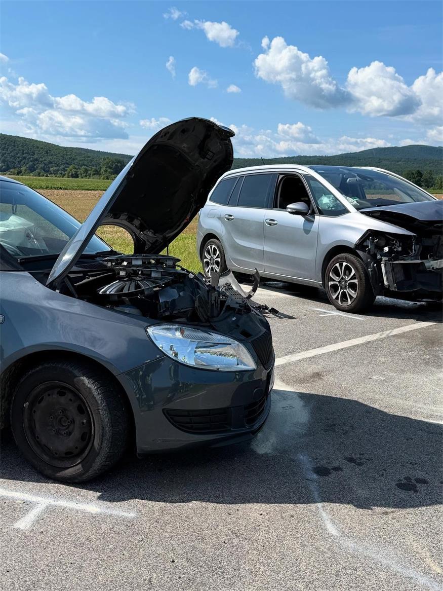 Kollision zweier Pkw auf Kreuzung zwischen Unterloisdorf und Frankenau