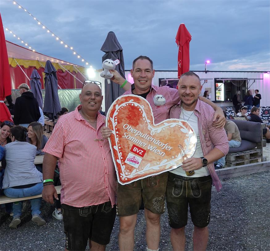 Zahlreiche Dirndl und Lederhosn beim Auftakt in Oberpullendorf