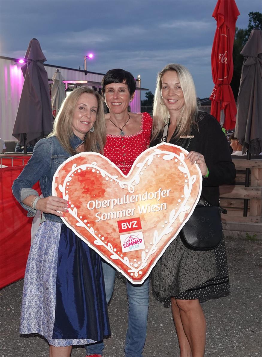Zahlreiche Dirndl und Lederhosn beim Auftakt in Oberpullendorf