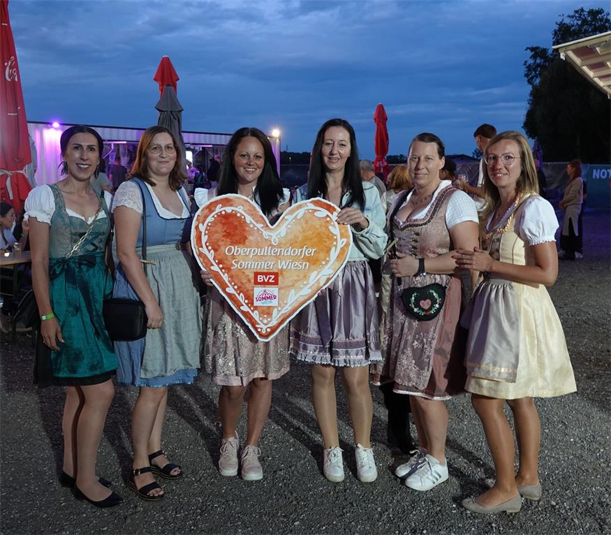 Zahlreiche Dirndl und Lederhosn beim Auftakt in Oberpullendorf