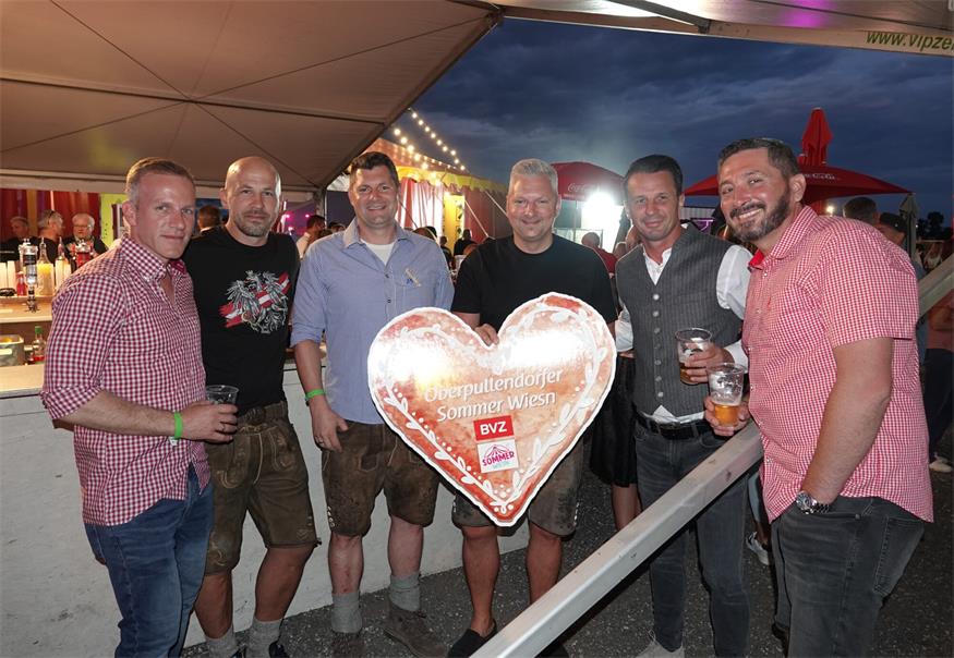 Zahlreiche Dirndl und Lederhosn beim Auftakt in Oberpullendorf