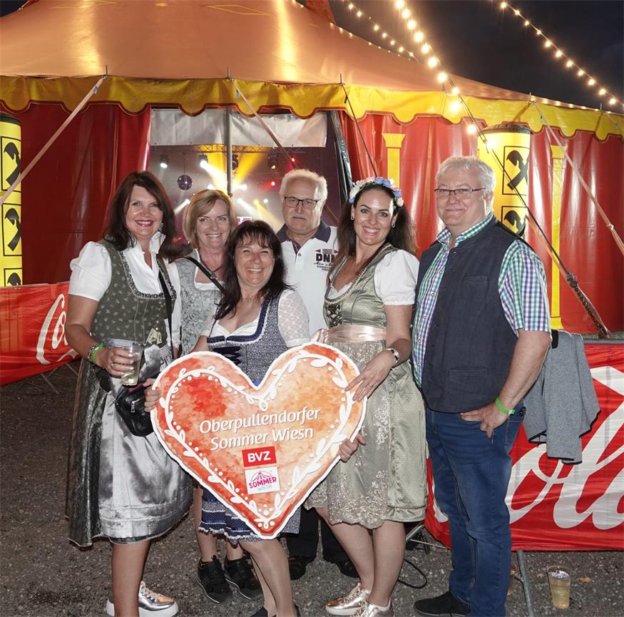 Zahlreiche Dirndl und Lederhosn beim Auftakt in Oberpullendorf
