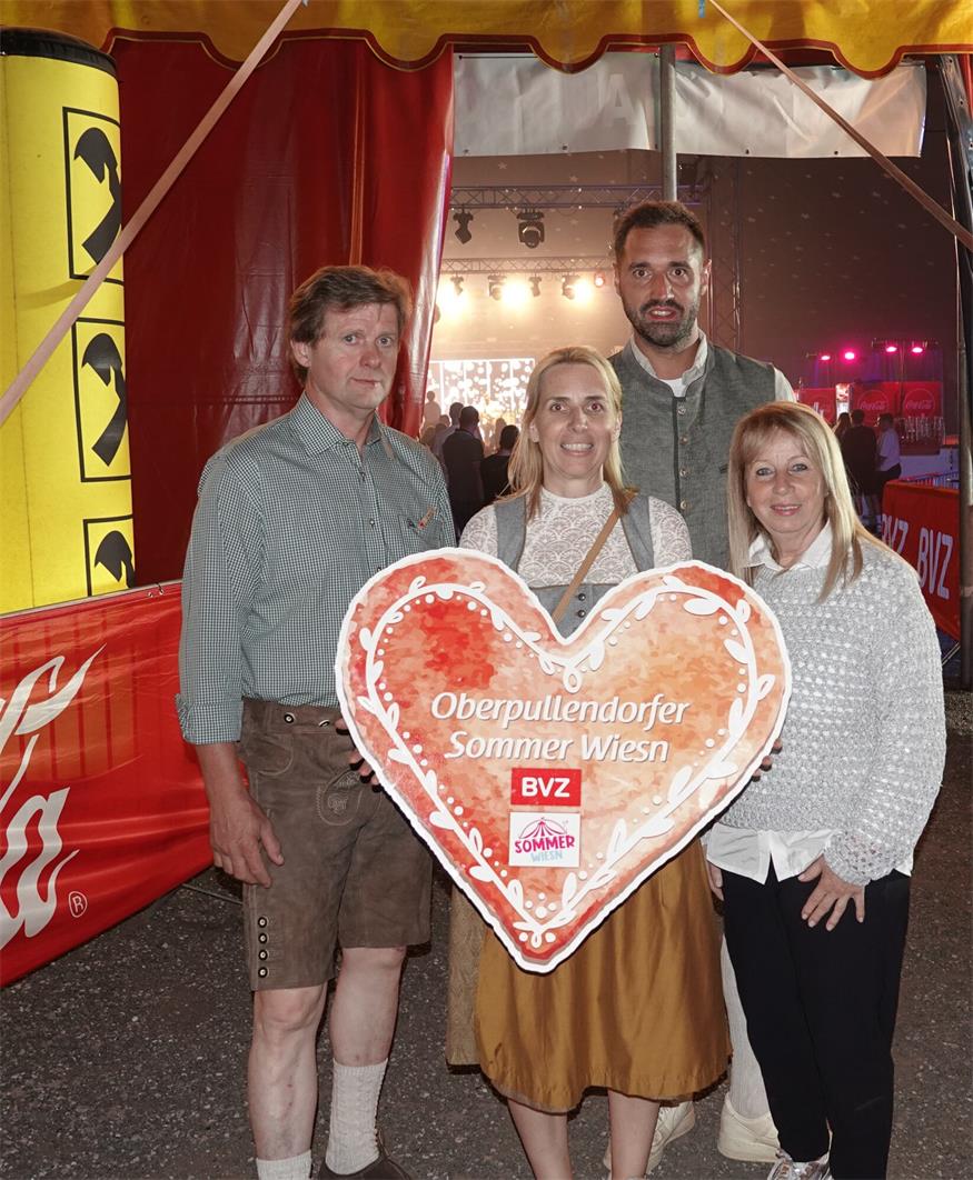 Zahlreiche Dirndl und Lederhosn beim Auftakt in Oberpullendorf