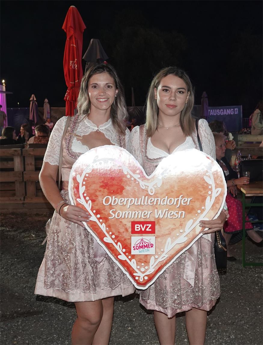 Zahlreiche Dirndl und Lederhosn beim Auftakt in Oberpullendorf