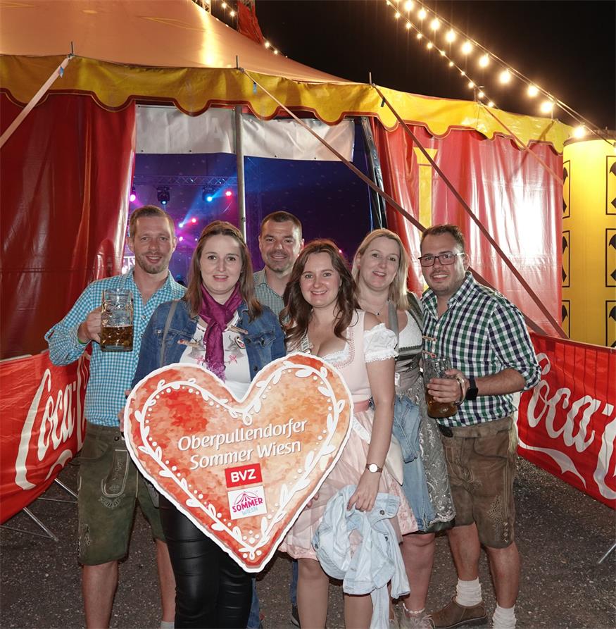Zahlreiche Dirndl und Lederhosn beim Auftakt in Oberpullendorf