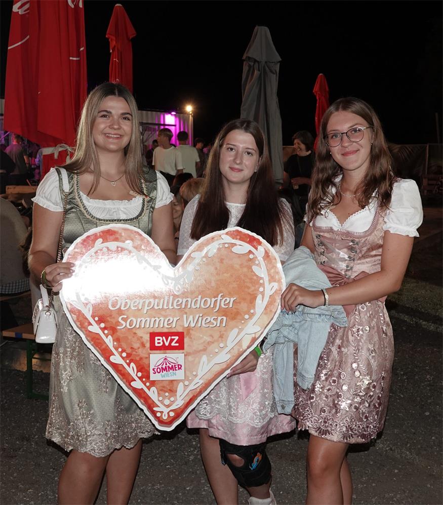 Zahlreiche Dirndl und Lederhosn beim Auftakt in Oberpullendorf