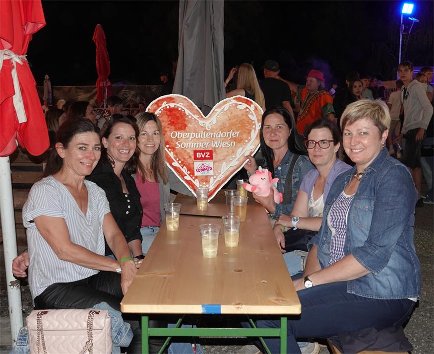 Zahlreiche Dirndl und Lederhosn beim Auftakt in Oberpullendorf