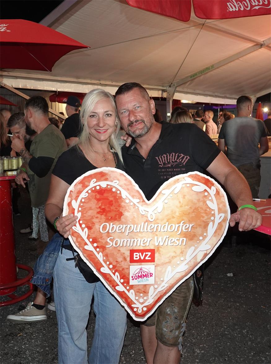 Zahlreiche Dirndl und Lederhosn beim Auftakt in Oberpullendorf