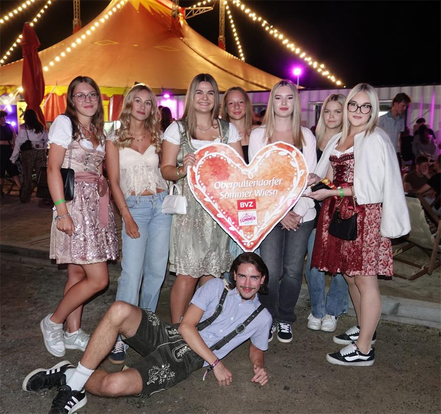 Zahlreiche Dirndl und Lederhosn beim Auftakt in Oberpullendorf
