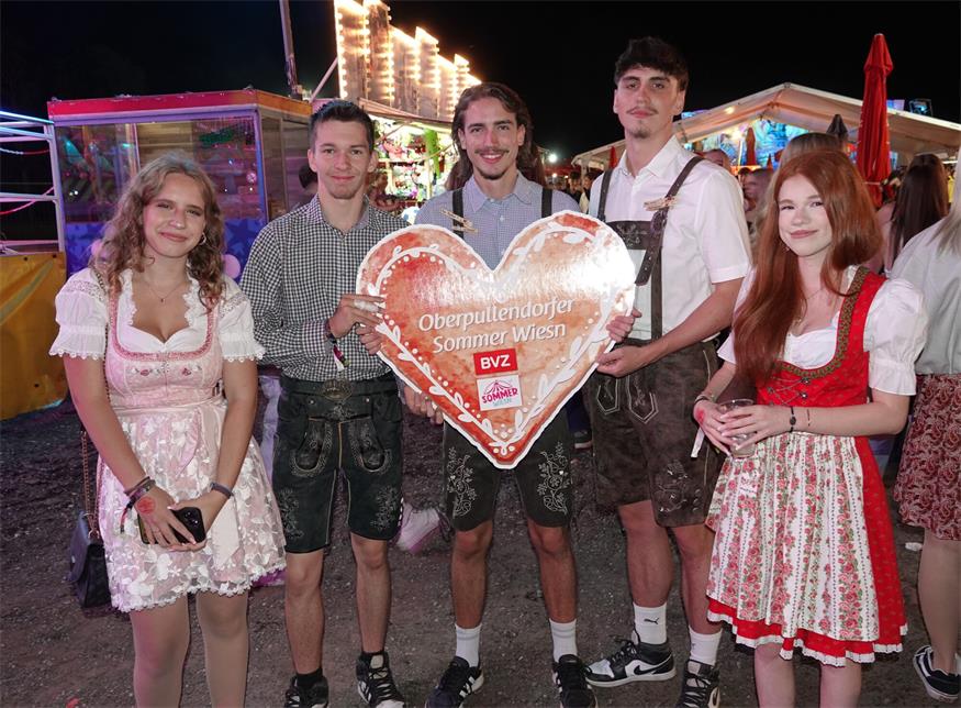 Zahlreiche Dirndl und Lederhosn beim Auftakt in Oberpullendorf