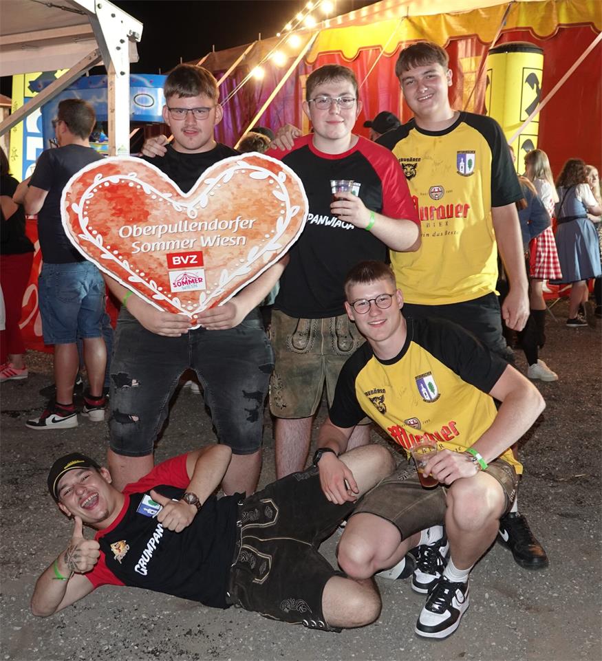 Zahlreiche Dirndl und Lederhosn beim Auftakt in Oberpullendorf