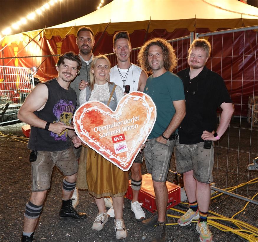 Zahlreiche Dirndl und Lederhosn beim Auftakt in Oberpullendorf