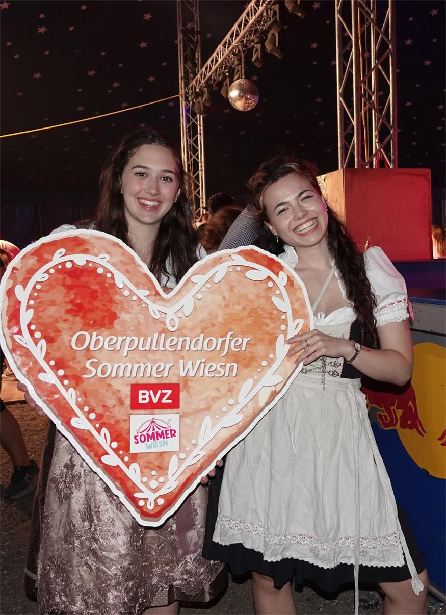 Zahlreiche Dirndl und Lederhosn beim Auftakt in Oberpullendorf